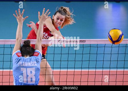 Gand, Belgique. 19 août 2023. La Belge Britt Herbots photographiée en action lors d'un match de volleyball entre la Slovénie et l'équipe nationale belge féminine de volleyball les Tigres jaunes dans la phase de groupes des Championnats d'Europe féminins 2023, samedi 19 août 2023 à Gand. Les Championnats d'Europe féminins 2023 ont lieu du 15 août au 3 septembre. BELGA PHOTO LAURIE DIEFFEMBACQ crédit : Belga News Agency/Alamy Live News Banque D'Images