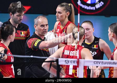 Gand, Belgique. 19 août 2023. L'entraîneur-chef belge Kris Vansnick photographié lors d'un match de volleyball entre la Slovénie et l'équipe nationale belge féminine de volleyball Tigers jaunes lors de la phase de groupes des Championnats d'Europe féminins 2023, samedi 19 août 2023 à Gand. Les Championnats d'Europe féminins 2023 ont lieu du 15 août au 3 septembre. BELGA PHOTO LAURIE DIEFFEMBACQ crédit : Belga News Agency/Alamy Live News Banque D'Images