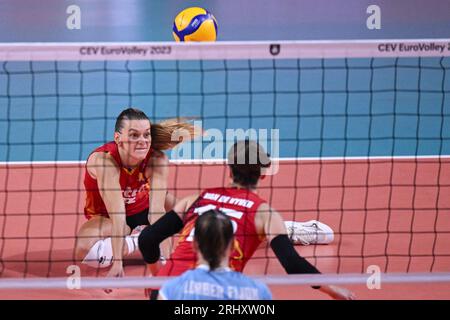 Gand, Belgique. 19 août 2023. La Belge Britt Herbots photographiée en action lors d'un match de volleyball entre la Slovénie et l'équipe nationale belge féminine de volleyball les Tigres jaunes dans la phase de groupes des Championnats d'Europe féminins 2023, samedi 19 août 2023 à Gand. Les Championnats d'Europe féminins 2023 ont lieu du 15 août au 3 septembre. BELGA PHOTO LAURIE DIEFFEMBACQ crédit : Belga News Agency/Alamy Live News Banque D'Images