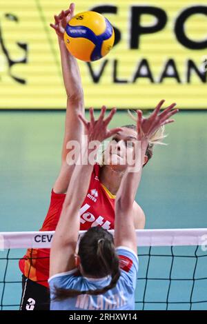 Gand, Belgique. 19 août 2023. La Belge Britt Herbots photographiée en action lors d'un match de volleyball entre la Slovénie et l'équipe nationale belge féminine de volleyball les Tigres jaunes dans la phase de groupes des Championnats d'Europe féminins 2023, samedi 19 août 2023 à Gand. Les Championnats d'Europe féminins 2023 ont lieu du 15 août au 3 septembre. BELGA PHOTO LAURIE DIEFFEMBACQ crédit : Belga News Agency/Alamy Live News Banque D'Images