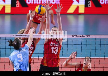 Gand, Belgique. 19 août 2023. La Belge Marlies Janssens photographiée en action lors d'un match de volley-ball entre la Slovénie et l'équipe nationale belge féminine de volleyball les Tigres jaunes lors de la phase de groupes des Championnats d'Europe féminins 2023, samedi 19 août 2023 à Gand. Les Championnats d'Europe féminins 2023 ont lieu du 15 août au 3 septembre. BELGA PHOTO LAURIE DIEFFEMBACQ crédit : Belga News Agency/Alamy Live News Banque D'Images