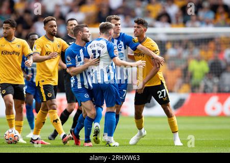 Matheus Luiz de Wolves (27) Billy Gilmour de Brighton (11) argumente lors du match de Premier League entre Wolverhampton Wanderers et Brighton et Hove Albion à Molineux, Wolverhampton le samedi 19 août 2023. (Photo : Gustavo Pantano | MI News) crédit : MI News & Sport / Alamy Live News Banque D'Images