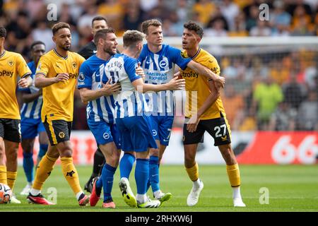 Matheus Luiz de Wolves (27) Billy Gilmour de Brighton (11) argumente lors du match de Premier League entre Wolverhampton Wanderers et Brighton et Hove Albion à Molineux, Wolverhampton le samedi 19 août 2023. (Photo : Gustavo Pantano | MI News) crédit : MI News & Sport / Alamy Live News Banque D'Images