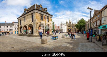 CATHEDRAL SQUARE, PETERBOROUGH, ROYAUME-UNI - 9 SEPTEMBRE 2022. Panorama du paysage du bâtiment historique Guildhall à Cathedral Square dans une ville de Peterborough Banque D'Images