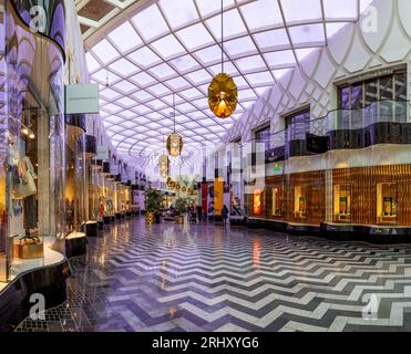 VICTORIA GATE, LEEDS, ROYAUME-UNI - 14 AOÛT 2023. L'intérieur moderne du centre commercial Victoria Gate dans le centre-ville de Leeds avec soutien-gorge exclusif et luxueux Banque D'Images