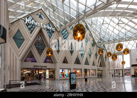VICTORIA GATE, LEEDS, ROYAUME-UNI - 14 AOÛT 2023. L'entrée du magasin John Lewis dans l'architecture moderne du centre commercial Victoria Gate à Leeds Banque D'Images