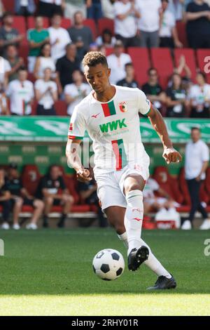 Augsbourg, Allemagne. 19 août 2023. Football : Bundesliga, FC Augsburg - Borussia Mönchengladbach, Journée 1, WWK Arena. Felix Uduokhai d'Augsbourg joue le ballon. Crédit : Matthias Balk/dpa - REMARQUE IMPORTANTE: conformément aux exigences de la DFL Deutsche Fußball Liga et de la DFB Deutscher Fußball-Bund, il est interdit d’utiliser ou de faire utiliser des photographies prises dans le stade et/ou le match sous forme de séquences et/ou de séries de photos de type vidéo./dpa/Alamy Live News Banque D'Images
