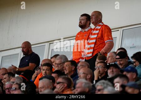 Blackpool, Royaume-Uni. 19 août 2023. Les fans de Blackpool regardent le match lors du match Sky Bet League 1 Blackpool vs Leyton Orient à Bloomfield Road, Blackpool, Royaume-Uni, le 19 août 2023 (photo Steve Flynn/News Images) à Blackpool, Royaume-Uni le 8/19/2023. (Photo Steve Flynn/News Images/Sipa USA) crédit : SIPA USA/Alamy Live News Banque D'Images