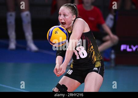 Gand, Belgique. 19 août 2023. La Belge Britt Rampelberg photographiée en action lors d'un match de volley-ball entre la Slovénie et l'équipe nationale belge féminine de volleyball les Tigres jaunes lors de la phase de groupes des Championnats d'Europe féminins 2023, samedi 19 août 2023 à Gand. Les Championnats d'Europe féminins 2023 ont lieu du 15 août au 3 septembre. BELGA PHOTO LAURIE DIEFFEMBACQ crédit : Belga News Agency/Alamy Live News Banque D'Images