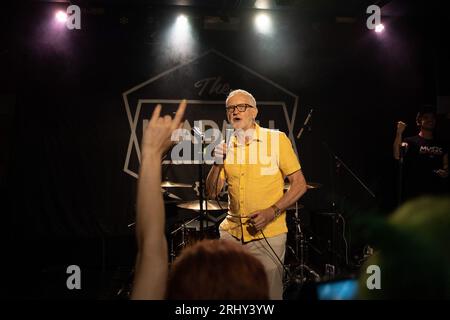 Sheffield, Royaume-Uni le 19 août 2023, Jeremy Corbyn parle au Leadmill de Sheffield avant une musique live en partie avec Music for the Many campagne fondée par Jeremy Corbyn, parlant de l'importance des lieux de base Credit : Paul Smith / Alamy Live News Banque D'Images