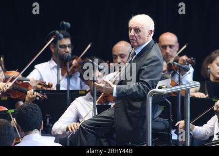 Berlin, Allemagne. 19 août 2023. Daniel Barenboim se tient avec l'Orchestre du divan Ouest-est au Waldbühne à Berlin à la fin de la tournée estivale. Crédit : Gerald Matzka/dpa/Alamy Live News Banque D'Images