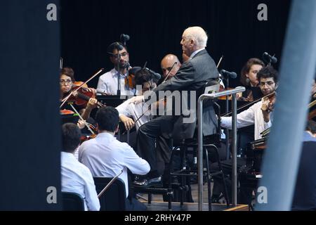 Berlin, Allemagne. 19 août 2023. Daniel Barenboim se tient avec l'Orchestre du divan Ouest-est au Waldbühne à Berlin à la fin de la tournée estivale. Crédit : Gerald Matzka/dpa/Alamy Live News Banque D'Images