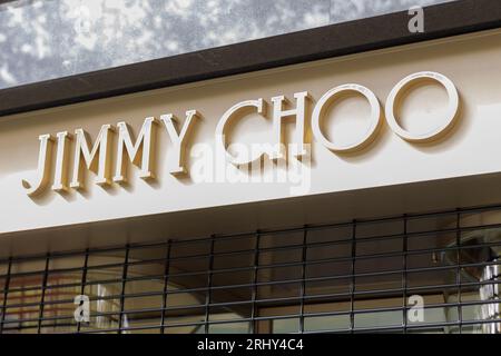 Barcelone, Espagne - 10 août 2023 : Jimmy Choo Store Signage à Barcelone Banque D'Images
