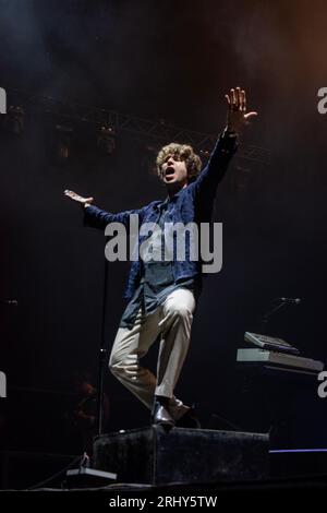 Sedgefield, Royaume-Uni. 19 août 2023. Luke Pritchard, chanteur principal jouant sous le nom de The Kooks en tête d'affiche du Hardwick Festival 2023. Crédit Tracy Daniel/Alamy Live News Banque D'Images