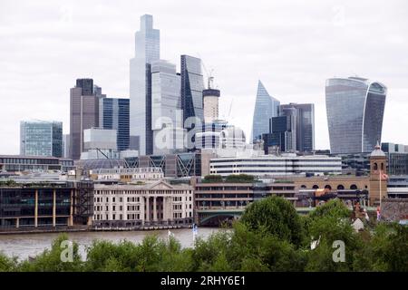 Ville de Londres Skyline vue du quartier financier sur une journée nuageuse avec grues et gratte-ciel en août 2023 Londres Angleterre Royaume-Uni KATHY DEWITT Banque D'Images