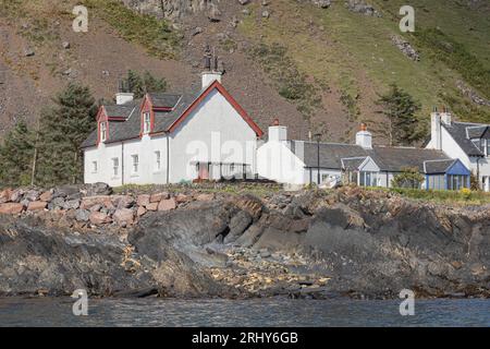 Scottish croft maisons sur le rivage de la mer dans un endroit éloigné Banque D'Images