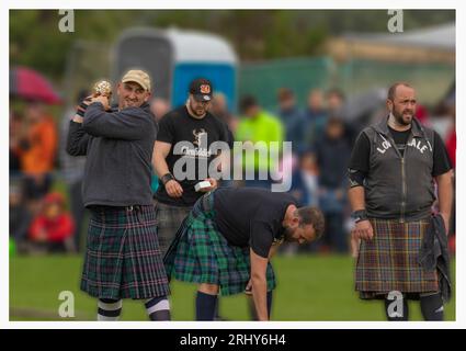 Stirling, Écosse, Royaume-Uni - 19 août 2023 - des hommes forts se préparent à prendre part au shot putt en utilisant une vieille balle canon Banque D'Images