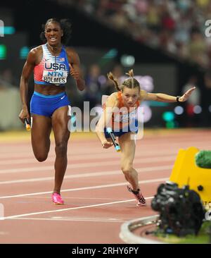 Les Néerlandais Femke bol tombent près de la ligne d'arrivée de la finale du relais mixte 4x400 mètres le premier jour des Championnats du monde d'athlétisme au Centre national d'athlétisme de Budapest, Hongrie. Date de la photo : Samedi 19 août 2023. Banque D'Images