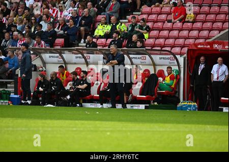 Tony Mowbray, le Manager de Sunderland AFC, regarde son côté face à Rotherham United. Banque D'Images