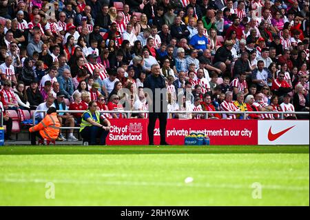 Tony Mowbray, le Manager de Sunderland AFC, regarde son côté face à Rotherham United. Banque D'Images