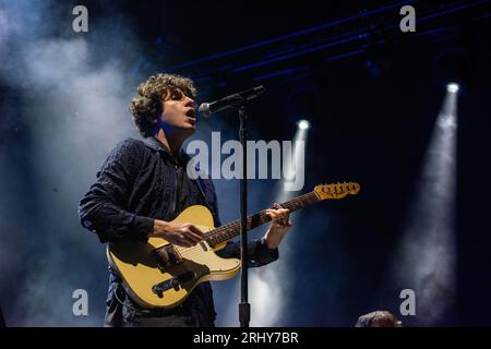 Sedgefield, Royaume-Uni. 19 août 2023. Luke Pritchard, chanteur principal jouant sous le nom de The Kooks en tête d'affiche du Hardwick Festival 2023. Crédit Tracy Daniel/Alamy Live News Banque D'Images