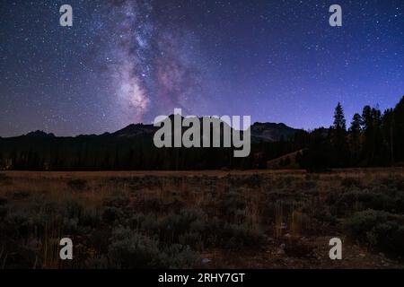 Milky Way Galaxy au-dessus des montagnes Sawtooth de l'Idaho depuis la steppe de Sagebrush près de Stanley, Idaho. Banque D'Images