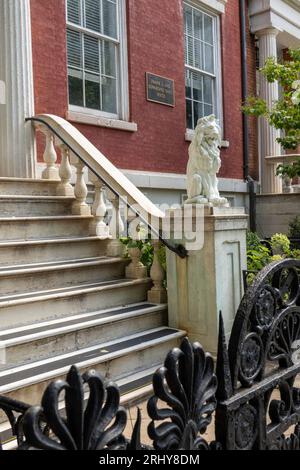 Les bâtiments de la NYU face au Washington Square Park présentent des statues de lions sur les escaliers, 2023, New York City, États-Unis Banque D'Images