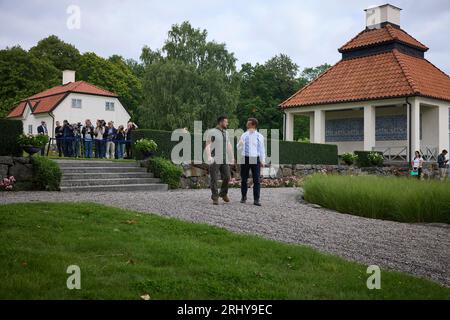 Flen, Suède. 19 août 2023. Le Premier ministre suédois Ulf Kristersson, à droite, marche avec le président ukrainien Volodymyr Zelenskyy, à gauche, lors d'une réunion bilatérale dans le pays traditionnel d'Harpsund, le 19 août 203 à Flen, en Suède. Crédit : Pool photo/Ukrainian Presidential Press Office/Alamy Live News Banque D'Images