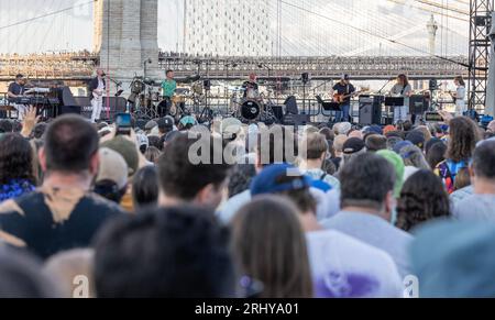 Le groupe Billy & the Kids joue sur le toit du Pier 17 à New York le 18 août 2023 Banque D'Images