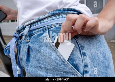 Femme anonyme debout avec carte et smartphone Banque D'Images