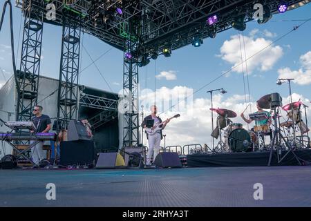 New York, États-Unis. 18 août 2023. Le groupe Billy & the Kids joue sur le toit du Pier 17 à New York le 18 août 2023. Bill Kreutzmann à la batterie, Reed Mathis à la basse, Tom Hamilton à la guitare, Daniel Donato à la guitare, Aron Magner au clavier, Jeff Franca à la batterie, Sierra Hull à la mandoline étaient sur scène. (Photo de Lev Radin/Sipa USA) crédit : SIPA USA/Alamy Live News Banque D'Images