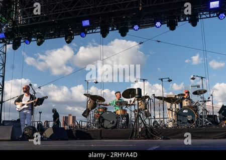 New York, États-Unis. 18 août 2023. Le groupe Billy & the Kids joue sur le toit du Pier 17 à New York le 18 août 2023. Bill Kreutzmann à la batterie, Reed Mathis à la basse, Tom Hamilton à la guitare, Daniel Donato à la guitare, Aron Magner au clavier, Jeff Franca à la batterie, Sierra Hull à la mandoline étaient sur scène. (Photo de Lev Radin/Sipa USA) crédit : SIPA USA/Alamy Live News Banque D'Images