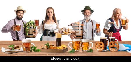 Longue bannière avec des personnes en vêtements traditionnels allemands, avec de savoureuses bières et collations sur la table. Célébration de l'Oktoberfest Banque D'Images