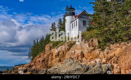 Bass Harbor Head Light - Une vue rapprochée du phare de Bass Harbor Head au sommet d'une falaise colorée en bord de mer, Acadia National Park, Maine, États-Unis. Banque D'Images