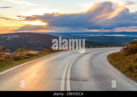 Sunset Coastal Highway - une vue d'automne au coucher du soleil de Cadillac Summit Road sinueuse près du sommet de Cadillac Mountain dans le parc national Acadia, Maine, États-Unis. Banque D'Images