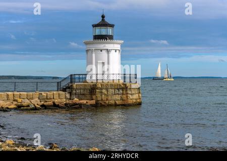 Portland Breakwater Light - lumière du matin d'automne douce qui brille sur la lumière historique Portland Breakwater Light, alias Bug Light, Portland, Maine, États-Unis. Banque D'Images