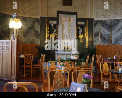 L'intérieur du restaurant dans la salle municipale (Obecni Dum) Prague, Czec Banque D'Images