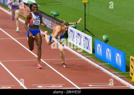 Budapest, Hongrie. 19 août 2023. Alexia Holmes (USA) et Femke bol (pays-Bas) lors du relais 4x400 mètres lors des championnats du monde d'athlétisme 2023 au Centre national d'athlétisme, à Budapest, Hongrie. (Sven Beyrich/SPP) crédit : SPP Sport Press photo. /Alamy Live News Banque D'Images