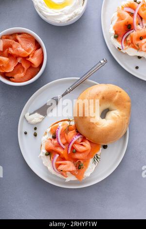 Bagel nature avec saumon et fromage à la crème avec aneth frais et câpres pour le petit déjeuner Banque D'Images