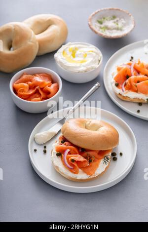 Bagel nature avec saumon et fromage à la crème avec aneth frais et câpres pour le petit déjeuner Banque D'Images