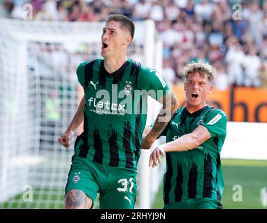 Augsbourg, Allemagne. 19 août 2023. Tomas Cvancara (L), de Moenchengladbach, célèbre les points lors du match de football allemand de première division Bundesliga entre le FC Augsburg et le Borussia Moenchengladbach à Augsburg, en Allemagne, le 19 août 2023. Crédit : Philippe Ruiz/Xinhua/Alamy Live News Banque D'Images