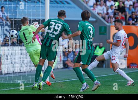 Augsbourg, Allemagne. 19 août 2023. Jonas Omlin (1e L), le gardien de but de Moenchengladbach, ne parvient pas à sauver le ballon de Maximilian Bauer (1e R) d'Augsbourg lors du match de football allemand de première division Bundesliga entre le FC Augsbourg et le Borussia Moenchengladbach à Augsbourg, en Allemagne, le 19 août 2023. Crédit : Philippe Ruiz/Xinhua/Alamy Live News Banque D'Images
