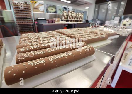 Schmalkalden, Allemagne. 17 août 2023. « Joyeux Noël » est écrit sur des bâtons de nougat dans la production de Viba. Viba est une entreprise de confiserie de taille moyenne de Schmalkalden, en Thuringe. Depuis 1893, la marque Viba est synonyme non seulement de production de nougat délicatement fondant, mais aussi de massepain fin, de dragées exquises, de délicieuses barres de fruits et de chocolats et chocolats de confiserie exquis. Crédit : Bodo Schackow/dpa/Alamy Live News Banque D'Images