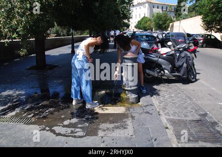 Rome, Italie. 19 août 2023. Les touristes se rafraichissent devant une fontaine à Rome, en Italie, le 19 2023 août. L'Italie fait face à une autre vague de chaleur, alors que le mercure monte à nouveau. Rome a été frappée par des températures extrêmes le 19 août et selon les météorologues il en sera de même sur 20. (Photo Elisa Gestri/Sipa USA) crédit : SIPA USA/Alamy Live News Banque D'Images