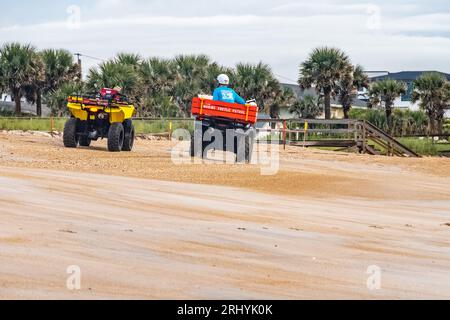 Des bénévoles de la Marine Turtle Patrol vérifient les nids de tortues marines à South Ponte Vedra Beach, en Floride, pour la Réserve de recherche GTM. (ÉTATS-UNIS) Banque D'Images