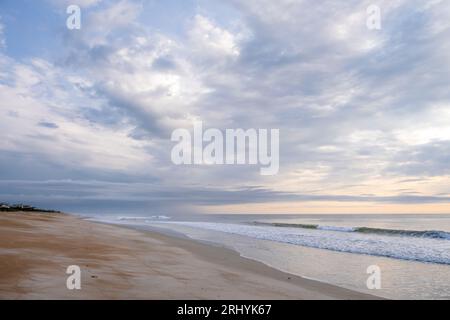 Plage tranquille et vide au lever du soleil à Ponte Vedra Beach, Floride. (ÉTATS-UNIS) Banque D'Images