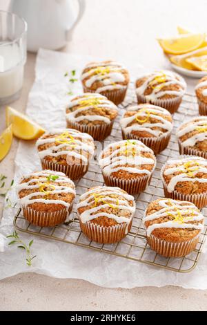 Muffins aux courgettes au citron au thym et saupoudrés de glaçage au fromage à la crème Banque D'Images