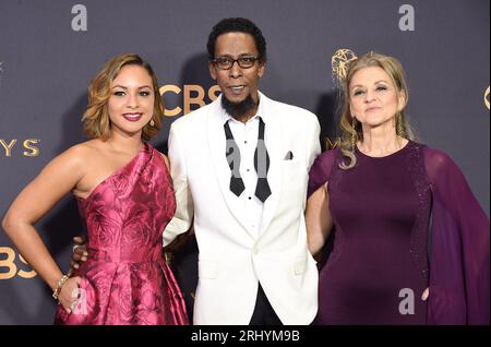 DOSSIER : Los Angeles, États-Unis. 19 août 2023. « This is US » l’acteur Ron Cephas Jones, 66 ans, est décédé d’un problème pulmonaire de longue date le 19 août 2023. Il a reçu une double greffe pulmonaire au Ronald Reagan UCLA Medical Center en 2020, où il a été patient pendant près de deux mois. ------------------------------------------------- 17 septembre 2017 Los Angeles, CA Jasmine Cephas Jones, Ron Cephas Jones et Kim Lesley 69e Emmy Awards - arrivées au Microsoft Theatre L.A. Live © OConnor-Arroyo/AFF-USA.com crédit : AFF/Alamy Live News Banque D'Images