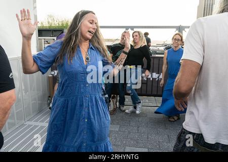 18 août 2023, New York, New York, États-Unis : les gens dansent, boivent, fument, méditent tout en écoutant le groupe Billy & The Kids se produire sur le toit du Pier 17 à New York (image de crédit : © Lev Radin/Pacific Press via ZUMA Press Wire) À USAGE ÉDITORIAL SEULEMENT! Non destiné à UN USAGE commercial ! Banque D'Images