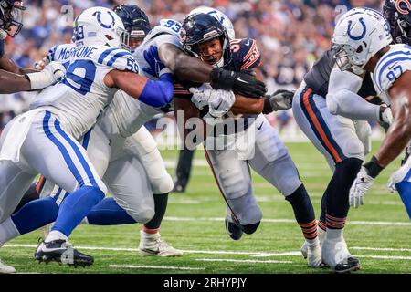 Indianapolis, Indiana, États-Unis. 19 août 2023. Roschon Johnson (30 ans) porte le ballon et est arrêté par Eric Johnson (93 ans) lors du match entre les Bears de Chicago et les Colts d'Indianapolis au Lucas Oil Stadium, Indianapolis. (Image de crédit : © Scott Stuart/ZUMA Press Wire) USAGE ÉDITORIAL SEULEMENT! Non destiné à UN USAGE commercial ! Banque D'Images